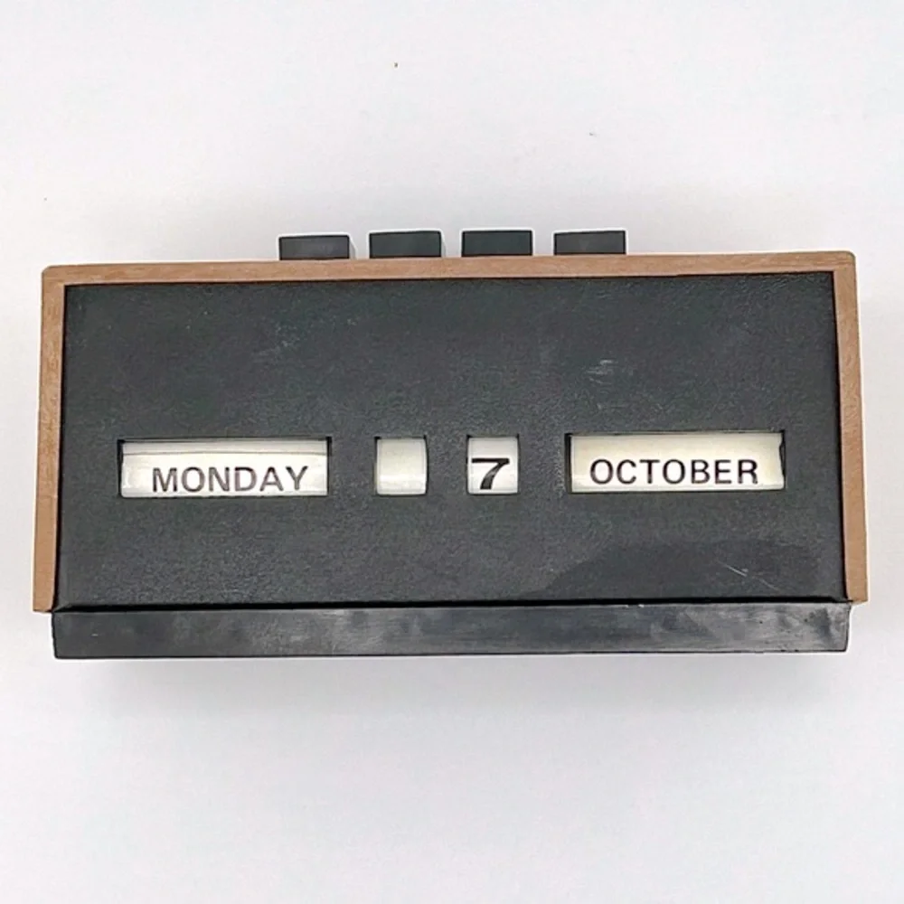70s VINTAGE PERPETUAL CALENDAR